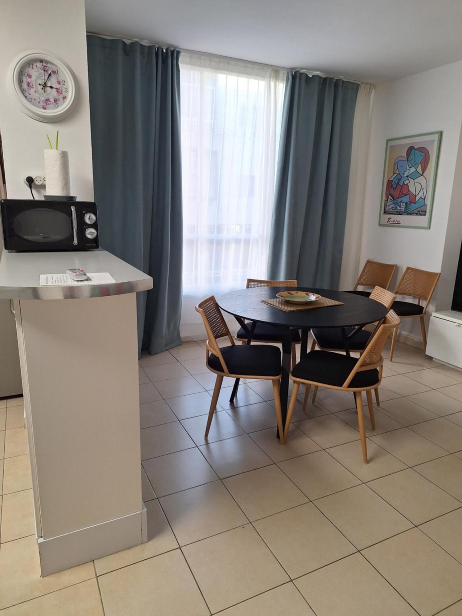 Amazing Apartment For 3 Guests Steps From The Beach Netanya Exterior foto